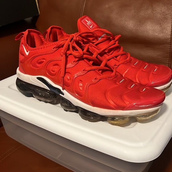 Gym red Nike air vapor max plus size 11, in great condition!! - Picture 2 of 3